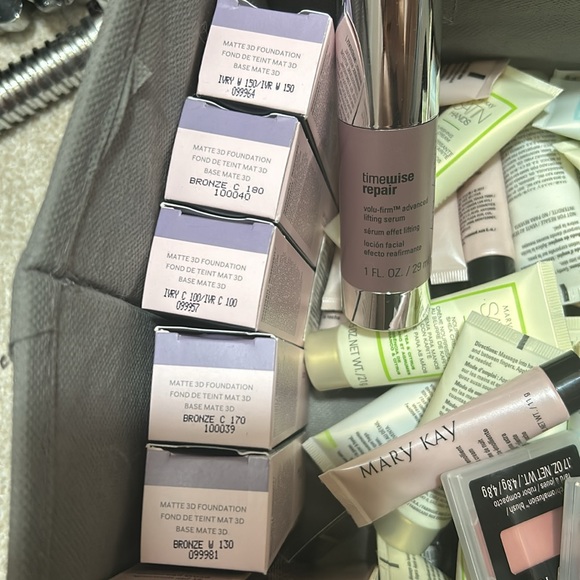 Mary Kay 3D Foundation - updated availability - Picture 5 of 5